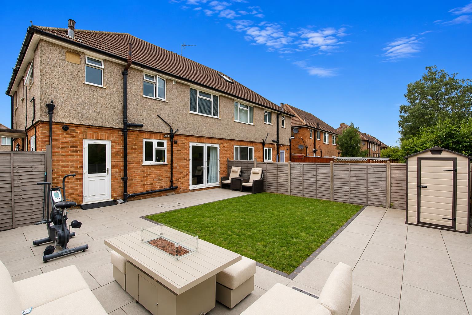 2 bed property in Stoneleigh Park Road, Epsom